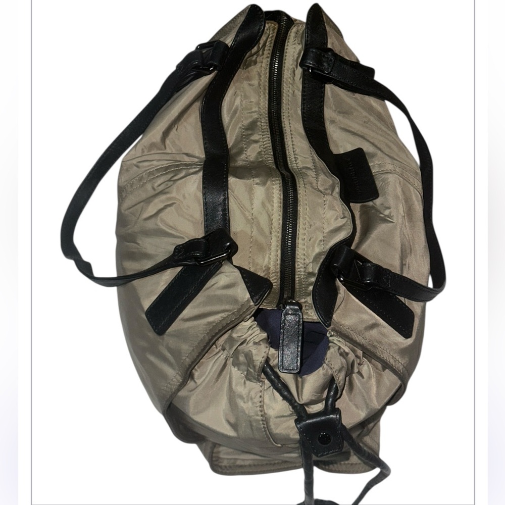 Burberry shoulder tote very spacious - Picture 3 of 10